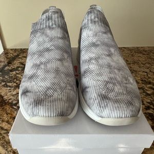 Isaac Mizrahi Live Tie Dye Slip on Sneakers in grey & white size 12 new in box